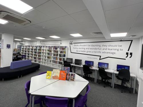 wall-quotes-school-library